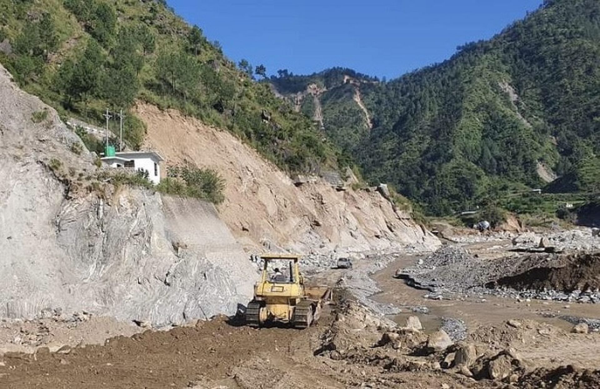 बाढीपहिरोले क्षतिग्रस्त बिपी राजमार्गको १४ स्थानमा मर्मत थालियो